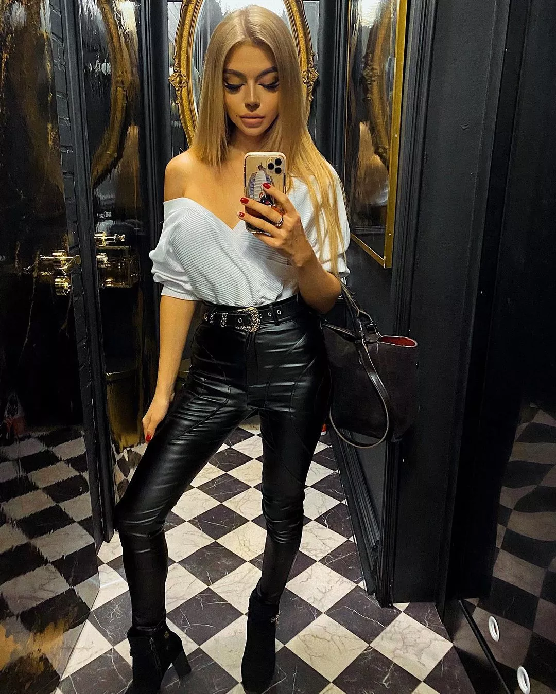 Opadną Wam szczęki! Gwiazda disco polo szokuje namiętnym zdjęciem! O mały włos od wpadki?!